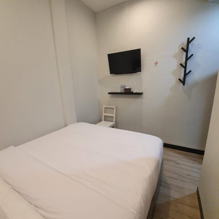 Circle One Hotel Palembang Exterior photo